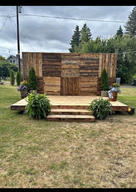 Pallet Wall Wedding, Pallet Booth, Pallet Stage, Backyard Concert, Church Stage Design Ideas Backdrops, Pallet Backdrop, Safari Wedding, Christmas Stage, Pallet Wedding