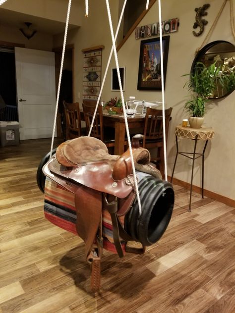 Cute Diy Western Decor, Western Horse Room Ideas, Horse House Decor, Horse House Ideas, Saddle Home Decor, Ranch Diy Projects, Rodeo Bedroom Ideas, Cowgirl House Decor, Western House Ideas Farmhouse