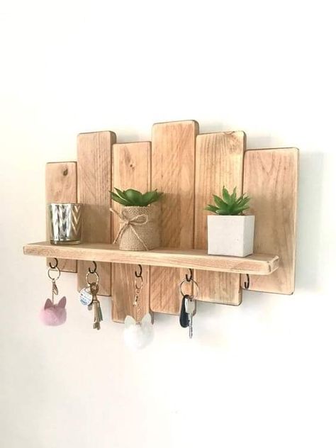 Lantai Vinil, Key Holder Diy, Diy Projektit, Home Decor Shelves, Diy Holz, Home Entrance Decor, Decoration Originale, Wooden Projects, Wood Creations