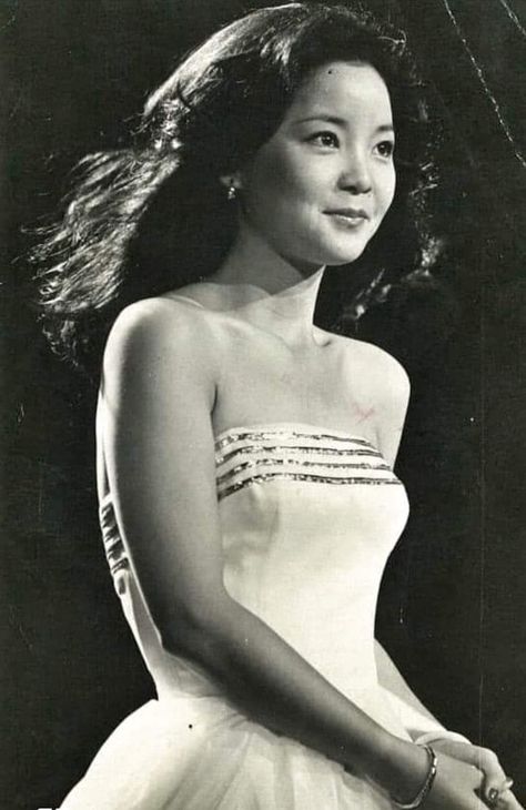 Teresa Teng, 4 Sisters, City Pop, Music To My Ears, Fav Celebs, Retro Outfits, Brown Eyes, Graphic Poster, Pretty Woman