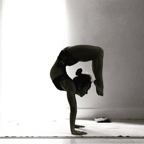 See this Instagram photo by @yogachannel • 4,762 likes Scorpion Handstand, Kino Yoga, Yoga Shoot, Scorpion Pose, Kino Macgregor, Shoot Moodboard, Yoga Articles, Yoga Inspo, Yoga Times