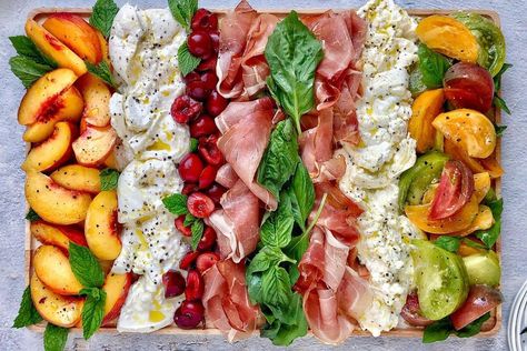 Burrata Board, Entertaining Snacks, Vintage Cakes, Charcuterie Inspiration, Charcuterie Recipes, Taste Of Home, Appetizers For Party, Charcuterie Board, Appetizer Snacks