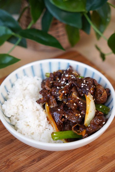 Beef and Onion Stir Fry Beef And Mushroom Stir Fry, Stir Fry Steak, Teriyaki Beef Stir Fry, Beef Stir Fry Recipes, Mushroom Stir Fry, Teriyaki Beef, Stir Fry Rice, Asian Beef, Top Sirloin Steak