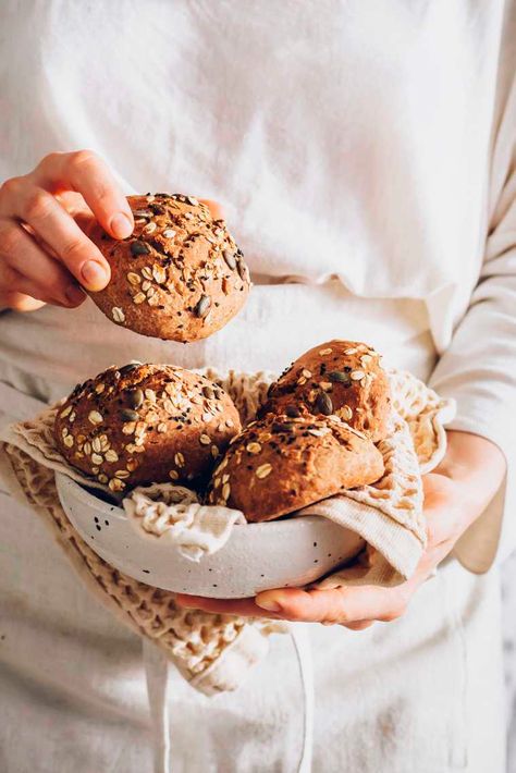 These are the best healthy whole wheat burger buns that are so easy to make and turn out perfect every time! Completely eggless, dairy-free and oil-free, this recipe for vegan buns calls for 100% whole wheat flour and no sugar add all which makes them really healthy. Fluffy, crispy and hearty, they are perfect to make vegan hamburgers or veggie burgers! Our one-bowl recipe requires no yeast or bread machine, only 7 basic budget-friendly ingredients. Buns Food Photography, Whole Wheat Burger Buns, Vegan Hamburger Buns, Vegan Buns, Vegan Burger Buns, Staple Foods, Vegan Grocery List, Vegan Grocery, Printable Shopping List