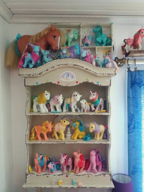 love this vintage My Little Pony collection! Mlp Room Decor, 80s My Little Pony, Mlp Vintage, My Little Pony Bedroom, My Little Pony Collection Display, My Little Pony Vintage, Toy Collection Display, Mlp Toy Collection, Figurine Display