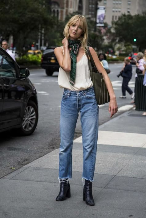 70 Degree Weather Outfit, Fashion Week Outfit, Jeans Street Style, New York Street Style, Quoi Porter, Nyfw Street Style, Trendy Swimwear, Outfit Jeans, Vogue Australia