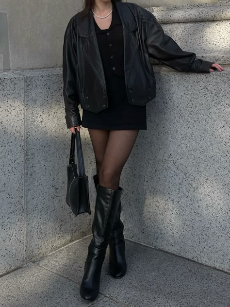 Outfit Bomberjacket Aesthetic, Lather Girl Jacket Aesthetic, Leather Jacket Combat Boots Outfit, Lather Girl Jacket Short, Black Bomberjacket Streetstyle, Bomberjacket Streetstyle Outfit Women, Leather Jacket Girl Aesthetic, Female Leather Jacket Outfits, Leather Bomberjacket Streetstyle