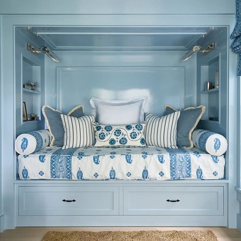 NANTUCKET TOWN AND GUEST HOUSE | Kristin Paton Nantucket Style Bedroom, Nantucket Cottage Interiors, Nantucket Bedroom, Nantucket Interior Design, Nantucket Interior, Beachy Farmhouse, Window Bench Seat, Nantucket Cottage, Nantucket Home