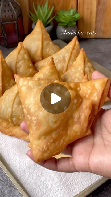 Aloo Samosa Recipe, Potato Chaat Recipe, Goan Snacks Recipe, Cheese Samosa Recipes, Indian Snacks For Party, Samosa With Chutney, Samosa Video, Samosa Dough Recipe, Samosa Recipe Indian