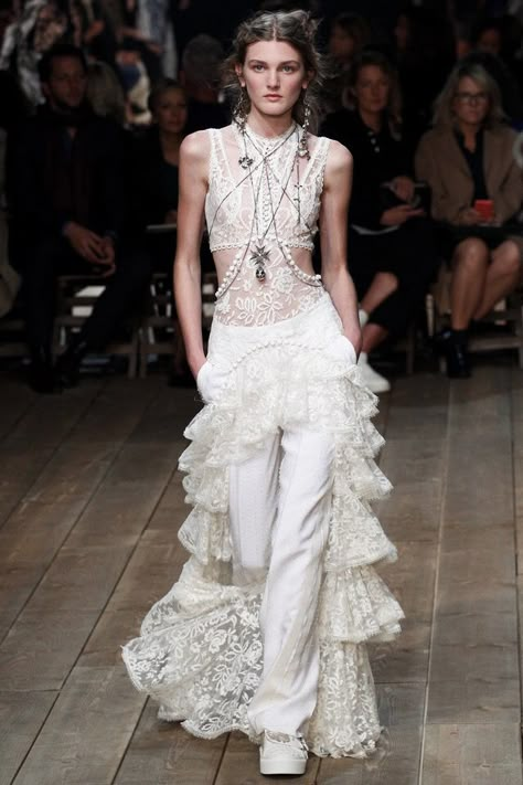 #AlexanderMcQueen RTW #ss16 #pfw Sarah Burton, Mcqueen Fashion, Vogue Australia, Couture Mode, Fashion 2016, 2016 Fashion, Whiteboard, Mode Inspiration, White Fashion