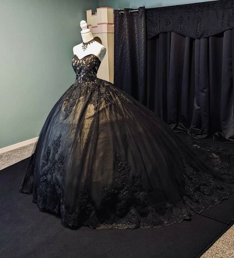 Black Quince Dress, Gold Sweet 16 Dresses, Black Quince Dresses, Vintage Wedding Gowns, Goth Wedding Dresses, Queen Gown, Victorian Queen, Medieval Theme, Black Quinceanera Dresses