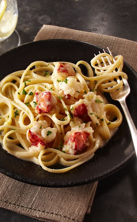 Treat yourself this Christmas to a rich and elegant lobster and pasta dish, made extra rich with European-Style Butter. Plain Pasta, Lobster Linguine, Dinner Seafood, Butter Poached Lobster, Pasta With Shrimp, Poached Lobster, European Butter, Linguine Recipes, Lobster Recipes