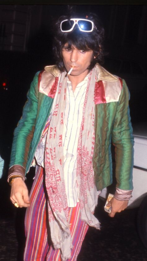 25 Times Keith Richards was the Most Stylish Man in the World 10 Keith Richards Style, Keith Richards Guitars, 70s Glam Rock, Most Stylish Men, Charlie Watts, Style Scarf, Musica Rock, Style Hip Hop, I'm With The Band