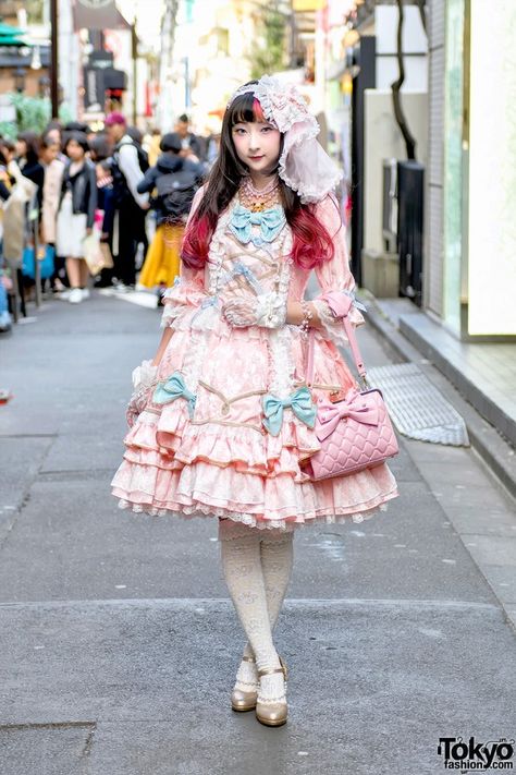 RinRin Doll is a popular Tokyo-based model and YouTuber who we often see around the streets of Harajuku. RinRin is a model for the Japanese lolita brand Angelic Pretty and her sweet lolita look here features all items from Angelic Pretty including a dress, stockings, gold heels, hair decoration, lace gloves, and quilted bow handbag. Rinrin Doll, Takeshita Dori, Bow Handbag, Japanese Fashion Trends, Japan Dress, Japanese Lolita Fashion, 일본 패션, Harajuku Fashion Street, Japanese Doll