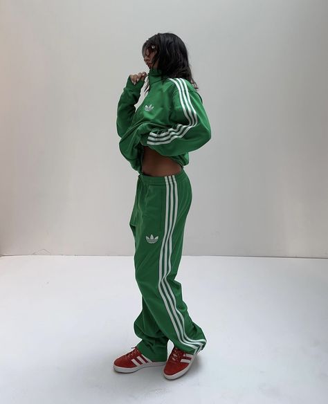 Fashion Killa Fall 2023, Green Tracksuit Outfit, Dance Outfits Hip Hop, Adidas Joggers Outfit, Adidas Tracksuit Outfit, Tracksuit Outfit Women Street Styles, Adidas Tracksuit Women, Trendy Athletic Outfits, Tracksuit Outfit Women