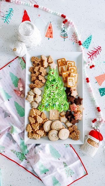 Buttercream Board Ideas Christmas, Snowman Buttercream Board, Desert Board Christmas, Christmas Frosting Board, Butter Cream Board, Buttercream Board Christmas, Christmas Buttercream Board, Butter Board Ideas Christmas, Buttercream Charcuterie Board