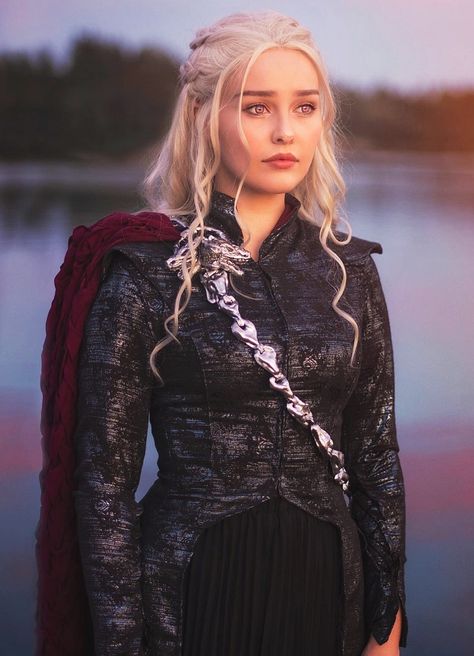 Daenerys Targaryen - Game of Thrones Daenerys Targaryen Outfits, Daenerys Cosplay, Daenerys Costume, Game Of Thrones Halloween, Vampire Knight Cosplay, Daenerys Targaryen Costume, Daenerys Targaryen Cosplay, Game Of Thrones Cosplay, Game Of Thrones Costumes