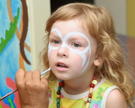 This is a guide about homemade face paint recipes. You don't have to wait for an event that features face painting to decorate your or your children's faces. Homemade Face Paint, Face Paint Recipe, Dry Skin Face Mask, Diy Face Paint, Face Painting Tips, Homemade Face Paints, White Face Paint, Homemade Paint, Natural Face Cream