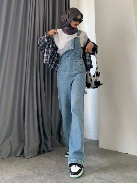 Overall Jeans Hijab, Outfit Overall Hijab, Ootd Jumpsuit Hijab, Ootd Overall, Overall Hijab, Jumpsuit Hijab, Hijab Casual Outfit, Dentist Cake, Outfit Konser