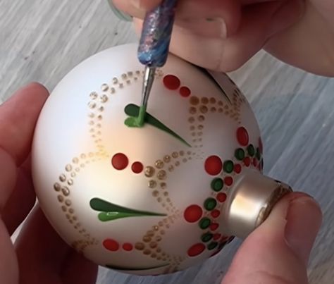 Christmas Ball Painting Ideas, Handpainted Christmas Balls, Painted Christmas Bulbs, Hand Painted Christmas Balls, Green Christmas Tree Decorations, Christmas Orniments, Handpainted Christmas Ornaments, Diy Christmas Paintings, Christmas Globes