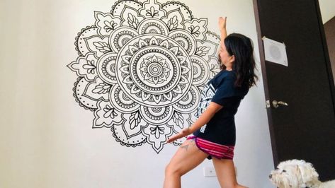 Mandala Drawing On Wall, Mandala Wall Art Murals, Mandala On Wall, Mural Diy, Mandala Sketch, Rangoli Designs Photos, Creative Wall Painting, Painting Walls, Diy Wall Painting