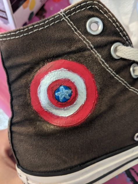 Paint over the converse logo with red, blue, and silver paint to make these shoes :) Painted Converse, Logo Marvel, Converse Logo, Converse Star, Silver Paint, Star Logo, Fjallraven Kanken Backpack, Blue And Silver, Captain America