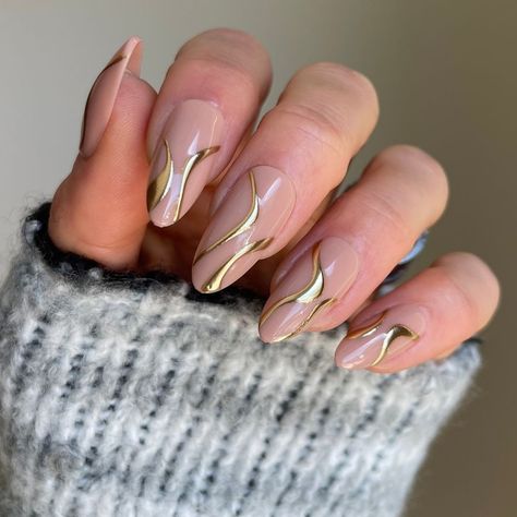 Nail inspo🧁💅🏻 - -dm to place order -follow @nailsecrets.co - Nail kit include - set of 10 nails, nail glue , nail glue tabs, cuticle pusher, filer, alcohol swabs, instructional manual and freebies 💕🍁 - - - - - - - 🏷 #nail #nailart #stickon #stickonnails #customiseablenails #nails #pressonnails #pressons #pressonnailsindia #stickonnailsindia #pressonnailsonsale #supportsmallbusiness #smallbusinessindia #smallbusinessjammu #easypressonnails #pressonjammu Nude And Gold Almond Nails, Gold Lines On Nails, Minimal Design Nails, Nails Inspo Almond Shape, Nude Base Nail Designs, Gold Detail Nails, Uñas Color Nude, Luxury Acrylic Nails, New Years Eve Nail Art