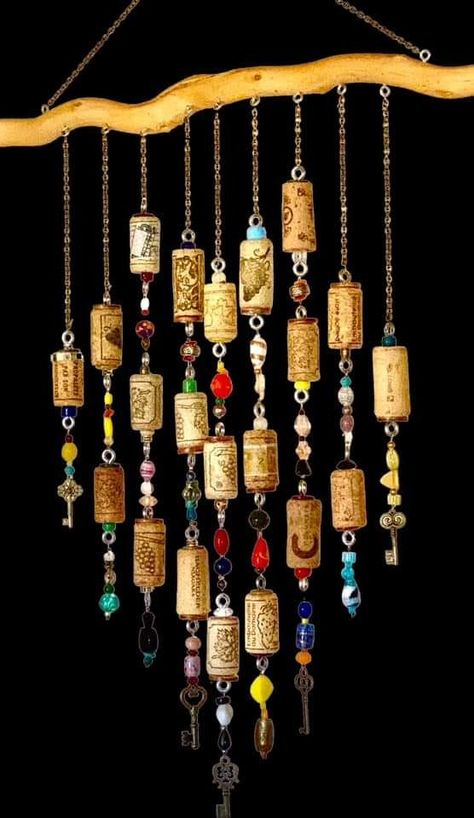 Cork Wind Chimes, Wine Cork Wind Chime, Cork Art Projects, Cork Screw Crafts, Corchos Ideas, Diy Cork Crafts, Cork Wall Art, Old Key Crafts, Tassen Hanger