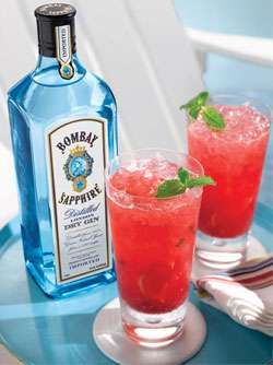 Bombay Sapphire Raspberry Mint Cocktail Bombay Drinks, Blue Raspberry Drinks Alcohol, Bombay Sapphire Drinks, Gin Mint Cocktail, Blue Raspberry Mixed Drinks, Sapphire Gin Cocktail Recipes, Mint Drink Recipe, Red White Blue Cocktail, Bombay Gin Cocktails