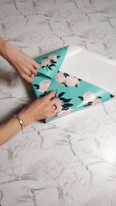 MetDaan Discovery - No tape gift wrapping technique! Tapeless Gift Wrapping, No Tape Gift Wrapping, Gift Wrapping Techniques, No Problem, Adhesive Tape, The Gift, Instagram Accounts, Gift Wrap, Air Fryer