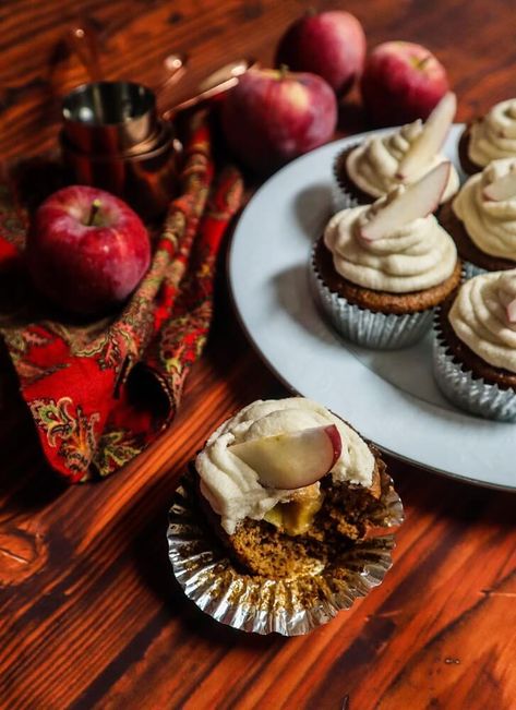 Vegan Apple Pie Cupcakes | Fragrant Vanilla Cake Vegan Yule Log, Make A Yule Log, Matcha Pistachio, Easy Vegan Baking, Apple Pie Cupcakes, Chestnut Cream, Pistachio Chocolate, Vegan Apple Pie, Apple Cupcakes