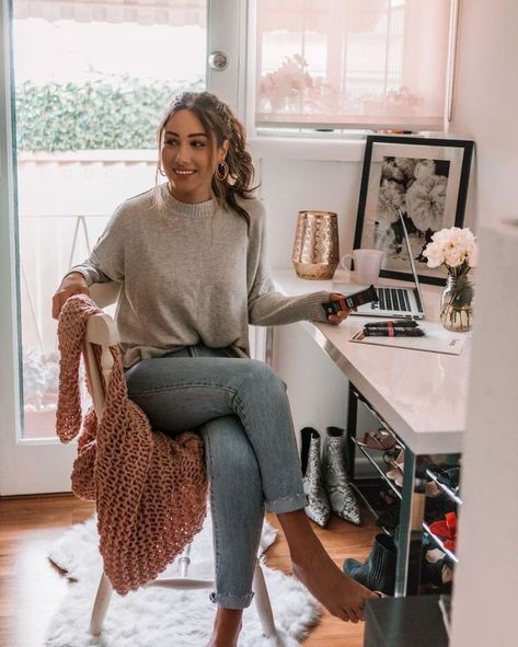 Rainy Day Outfit For Work, Rainy Day Fashion, Looks Jeans, Fall Trends Outfits, Business Outfit, Gray Sweater, Rainy Day Outfit, Straight Leg Denim, Day Outfit