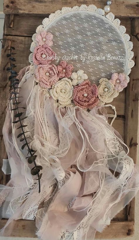 Lace Dream Catcher Diy, Shabby Chic Wreath Ideas, Lace Diy Projects, Vintage Valentine Crafts, Shabby Chic Diy Projects, Doily Dream Catchers, Diy Dream Catcher Tutorial, Crystal Suncatchers Diy, Lace Dream Catchers