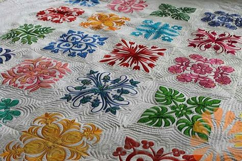 Hawaiian quilt Hawaiian Applique Quilt, Tropical Quilts, Hawaii Quilt, Hawaiian Quilt Patterns, Hawaiian Crafts, Hawaiian Leis, Creeper Minecraft, Hawaiian Quilt, Hawaiian Decor