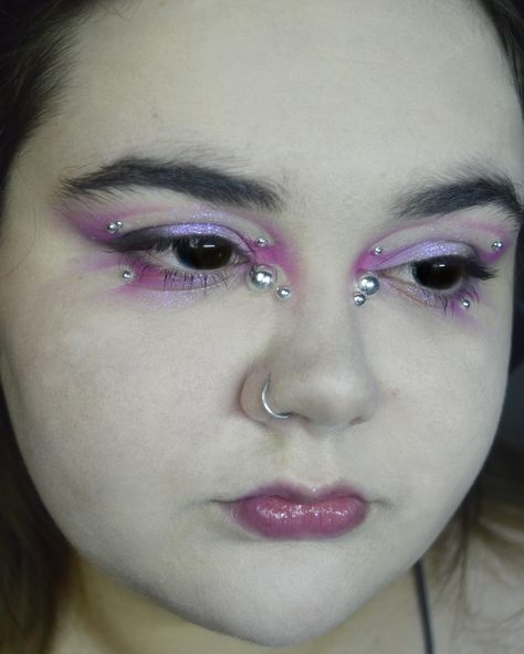 alien ? @gavissibeauty purple and pink matte eyeshadows 💖 @flowerknows_global moonlight mermaid palette 💖 @glamlite betty boop palette for the red/pink shade Pink makeup, pink, editorial makeup, makeup, negative space, creative, eyeoutfits, Nikon d3200, tutorial, makeup tutorial, hooded eyes, alien makeup #eyeoutfits #makeupartist #mtlblogger #pinkmakeuplook #hoodedeyes #hoodedeyesmakeup #chrome #eyejewellery #eyejewelry #mtlartist #moodygrams Pretty Alien Makeup, Creative Pink Makeup, Pink Alien Makeup, Space Themed Makeup, Pink Editorial Makeup, Purple And Pink Makeup, Alien Makeup Looks, Pink Graphic Liner, Pink And Purple Makeup