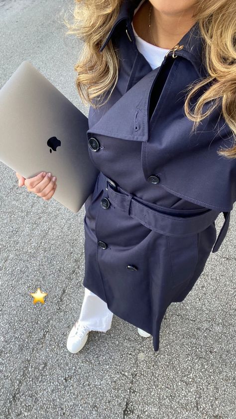 Outfits With Blue Trench Coat, Blue Trenchcoat Outfit, Navy Trench Coat Outfit Women, Navy Coat Street Style, Blue Raincoat Outfit, Dark Blue Trench Coat Outfit, Navy Blue Trench Coat Outfit, Sleeveless Trench Coat Outfits, Blue Trench Coat Outfit