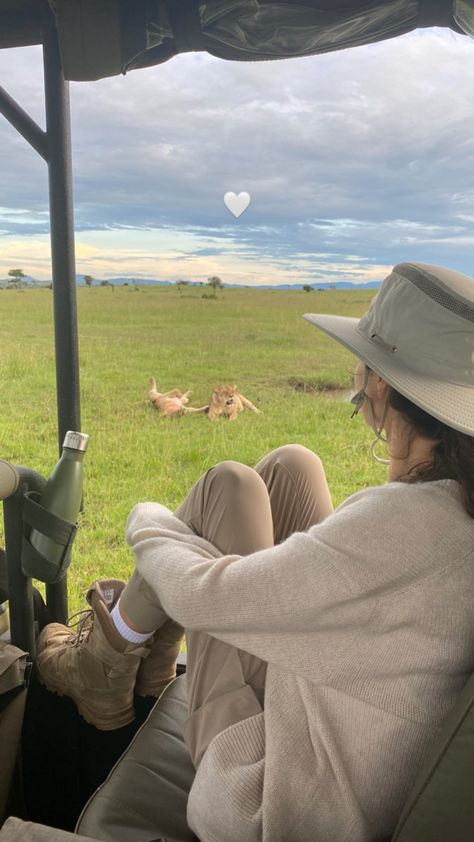 Safari Outfit Women, Africa Safari Clothes, African Safari Animals, Africa Bucket List, Africa Holiday, South Africa Safari, Safari Outfit, Safari Outfits, Wildlife Biologist