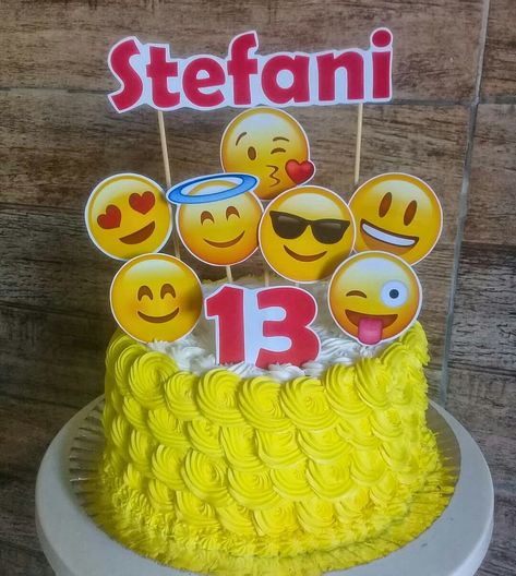 bolo emoji simples #boloemoji  #festaemoji #boloemojiapaixonado #boloemojisorridente #boloemojicoracao Cake Emoji, Emoji Birthday Party Ideas Decoration, Birthday Cake Emoji, Emoji Party Decorations, Emoji Cake, Emoji Birthday Party, Cars Birthday Cake, Emoji Birthday, Emoji Party