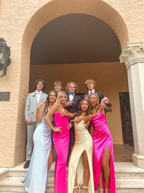 Prom Inspo Pics With Friends, Prom Photo Inspo Friends, Group Prom Pictures Friends, Prom Poses For Friends Group Shots, Prom Picture Poses For Groups, Group Prom Photos, Prom Poses For Friends, Prom Pictures Friends, Prom Vibes