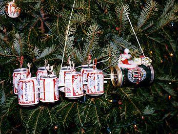 Recycled Christmas Decorations, Homemade Christmas Tree, Diy Beer, Holiday Diy Projects, Beer Cans, Liquor Bottle, Navidad Diy, Wine Corks, Sleigh Ride