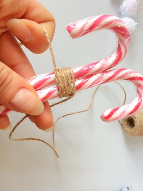 12295385_979508125421409_6510507723027562732_n Candy Cane Reindeer Craft, Reindeer Candy Canes Craft, Treats For Gifts, Candy Cane Ideas, Celebrating Yule, Kids Gifts Ideas, Christmas Ornaments 2023, Reindeer Crafts, Felt Reindeer