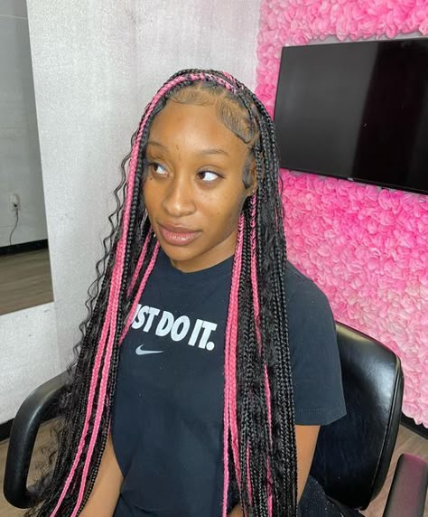 Pretty Braiding Hairstyles, Braids Hairstyles For Black Women Color, Boho Knotless Braids With Color Pink, Pink And Black Boho Knotless Braids, Medium Knotless With Color, Pink And Black Boho Braids, Pink Boho Knotless Braids, Knottles Braids Styles, Medium Boho Knotless Braids With Color