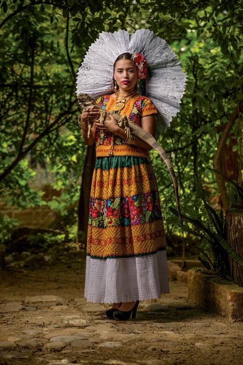 Mexican Traditional Clothing, Mexico People, Outfits For Mexico, Mexican Fashion, Mexico Culture, Mexican Outfit, Culture Clothing, Mexican Women, Visit Mexico