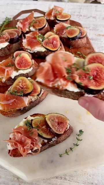 Fitness Meals🍗🍌🍛🍍 on Instagram: "RICOTTA CROSTINI WITH FIGS & PROSCIUTTO: if you need a last minute appetizer idea, let this be IT! Creamy lemon ricotta slathered on a toasted sourdough baguette, topped with fresh figs + prosciutto + evoo + hot honey + fresh thyme. It’s salty, sweet and a little spicy 😍. Here’s the basic how-to! If you can’t find fresh figs, try with a dollop of fig jam instead. INGREDIENTS: 1 baguette, sliced Extra virgin olive oil, for drizzling 3/4 cup ricotta (room temp Baguette Appetizer, Bite Size Appetizers Easy, Sourdough Baguette, Last Minute Appetizer, Ricotta Crostini, Fitness Meals, Bite Size Appetizers, Buzzfeed Tasty, Bruschetta Recipe