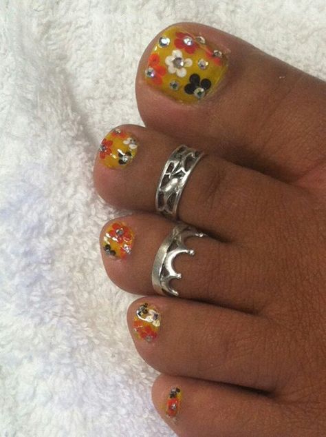 MK Flower Toe Nail Design Pedicure Bling Nail Art Funky Toenail Designs, Pedicure Inspo 2024, Jeweled Pedicure, Cool Toe Nail Designs, Nail Art Pedicure Toenails, Unique Toenail Designs, Funky Toe Nail Designs, Funky Pedicure, Y2k Pedicure