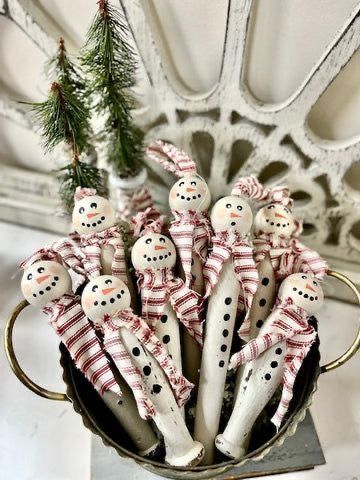 Spindle Snowmen Diy, Decorating With Spindles, Wooden Spindle Ornaments, Fabric Snowmen Ornaments, Chair Spindles Diy Projects, Spindle Tree Christmas, Vintage Clothespin Crafts, Vintage Spools Ideas, Crafts With Spindles