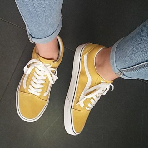 Yellow Vans Outfit, How To Wear Vans, Vans Yellow, Yellow Vans, Cool Women, Tenis Vans, Vans Outfit, Shoes Yellow, Yellow Shoes