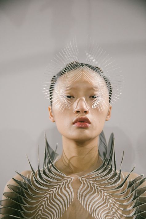 Iris Van Herpen Couture, Origami Fashion, Face Jewellery, Iris Van Herpen, Fashion Mask, Ex Machina, Head Piece, Mood Board Fashion, Contemporary Fashion