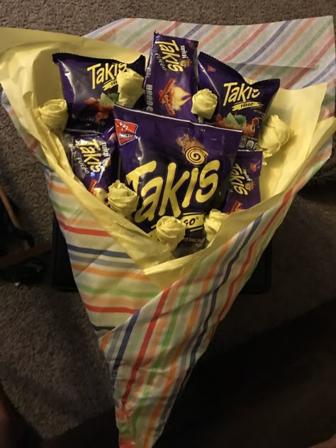 Taki Chips Gift Basket, Takis Chips Gift Ideas, Birthday Gifts Astethic, Valentines With Takis, Takis Gift Basket Ideas, Takis Chips Bouquet, Chips Bouquet Gift Ideas, Talkies Chips, Chip Bouquet Diy