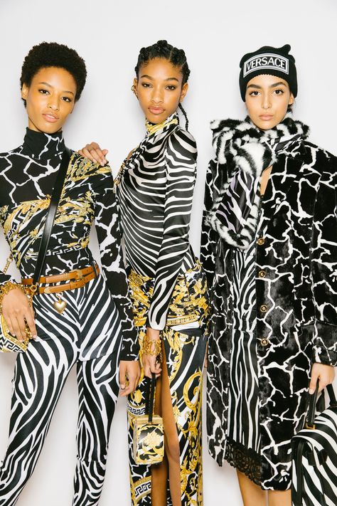 VERSACE Pre-Fall 2019 Ready-To-Wear Backstage with JANAYE FURMAN, NAOMI CHIN WING, & ,NORA ATTAL / NEW YORK FASHION WEEK Fall Fashion Runway, Fall Shows, Versace Style, Animal Print Outfits, Versace Fashion, Safari Print, Animal Print Fashion, Couture Details, Dress For Success